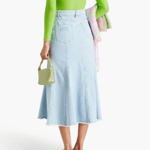 Jeanskjol från Ganni - Säljer en helt oanvänd Maxi jeans kjol från Ganni, prislappen är kvar, storlek 34! Nypris är ca 3000. Möts helst i Sthlm annars kan ja skicka!