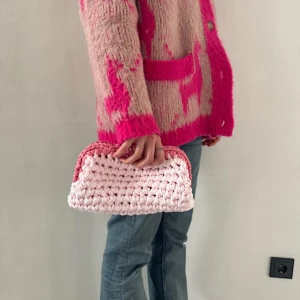 Ljusrosa handvirkad clutch - Superfin handvirkad clutch från vårt UF AKEN med två nyanser av sotig rosa, ljusare och en mörkare på kanten