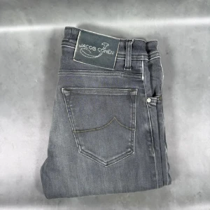 Jacob cohën 622 slim  - Storlek 30, skicket är 9/10 inga defekter eller liknande, modellen är 180cm. Retail 5000+ mitt pris 1200kr hör av er vid frågor! Fraktar samma dag! 