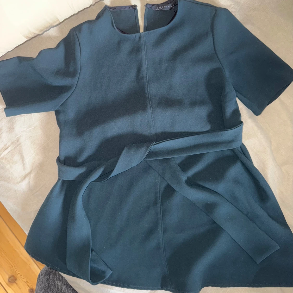 Mörkgrön blus med knytdetalj - 2