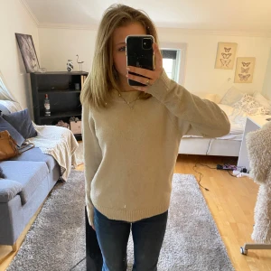 Beige stickad tröja  - Säljer en beige stickad tröja från vero Moda❤️