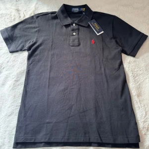 Polo Ralph lauren pike  - Tja, säljer nu en polo Ralph lauren pike. Helt ny(endast testad). Storlek M. Hör av dig vid minsta fundering