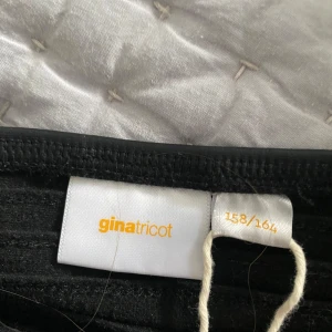 Svart kjol i skinnimitation från Gina Tricot - Säljer en svart kortkjol från Gina Tricot i skinnimitation. Kjolen har en bred, ribbad midja och ett glansigt material som ger en cool look. Perfekt för dig som vill sticka ut lite extra. Priset kan diskuteras ❤️