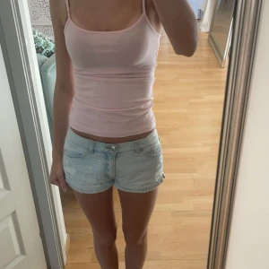 Snygga jeansshorts - Säljer ett par ljusblå jeansshorts, super fina men tyvärr är de försmå nu.. storlek 146 från Gina Young men passar folk som har 32 i jeans