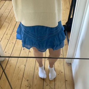 Blå volangkjol med spetsdetaljer - En fin kjol i mycket bra skick från neo noir, står ej storlek men eftersom den är mycket stretchig kan jag tänka mig xxs-s