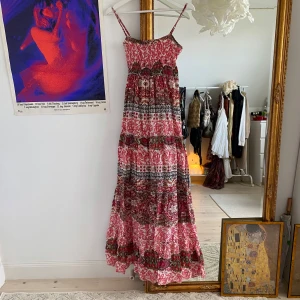 Vintage långklänning  - Storlek S på lappen men kommer passar fler storlekar i och med resåren + justerbara band 🤍jag är 170 cm 