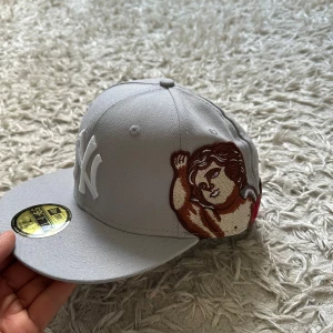 NEW ERA KEPS LIMITED EDITION-  JON STAN GRÅ - 7 1/8, helt ny aldrig använd, lapparna på kepsen är kvar, perfekt för sommaren, hör av er vid minsta intresse!