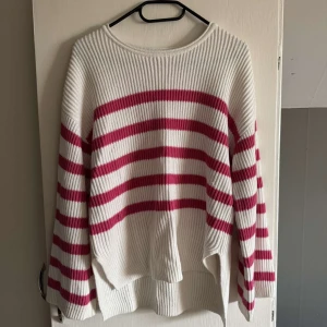 Vit och röd randig stickad tröja - Vit och rosa stickad tröja med ränder från vero moda.