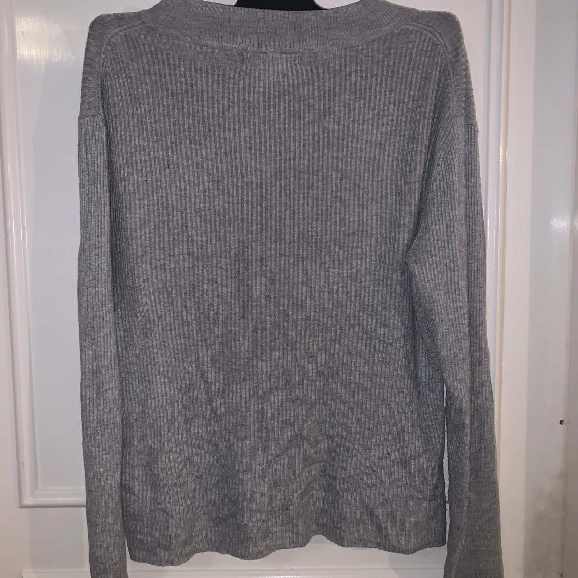 Grå ribbad tröja från Atmosphere - 1