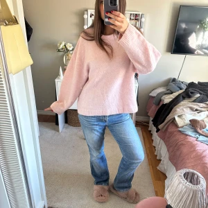 Ljusrosa stickad tröja från Gina Tricot - Mysig ljusrosa stickad tröja från Gina Tricot, slutsåld tröja i deras kollektion premium quality. Pris kan diskuteras vid snabb affär!☺️