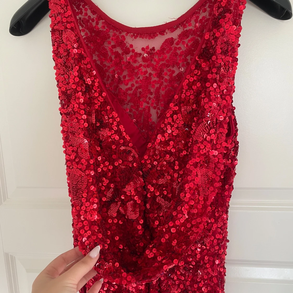 Röd paljettklänning med slits - 2