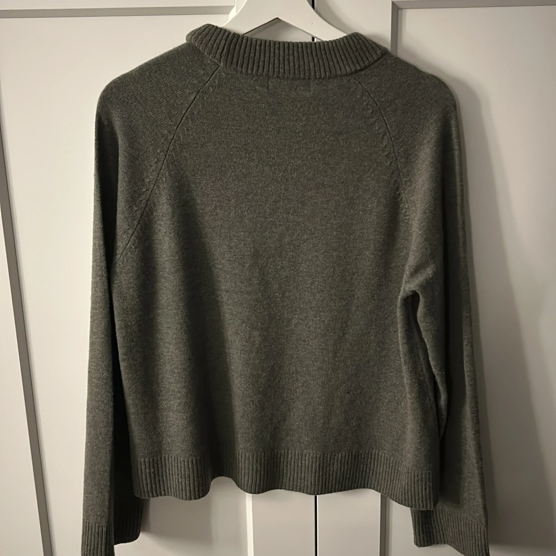 Grå grön stickad tröja  - 1