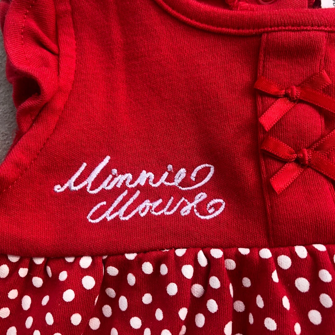 Röd prickig jumpsuit med Minnie Mouse - 1