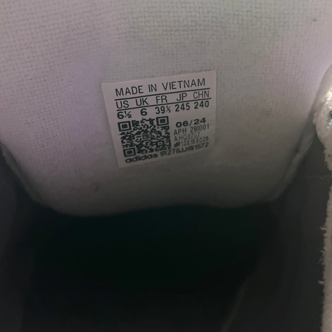 Grå Adidas sneakers med vita detaljer - 4