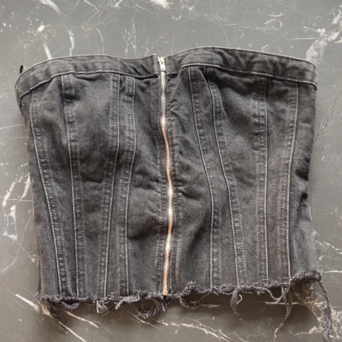 Svart jeanskorsett med dragkedja Zara