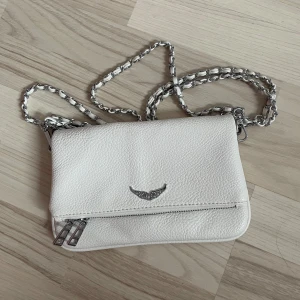 Zadig väska  - Säljer min sprillans nya zadig väska då den inte kommer till användning.Måtten är 23 på längden och 14 på höjden,väskan kommer med två exklusiva band ett lite längre och ett lite kortare. Har inga defekter eller skråmor,hör av er vid funderingar 💕