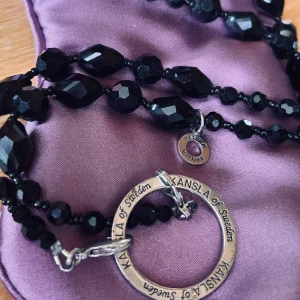 Halsband från Känsla of Sweden! - Långt halsband med svarta pärlor och berlocker från Känsla of Sweden! Längd kedja: 50 cm. I mycket fint skick!