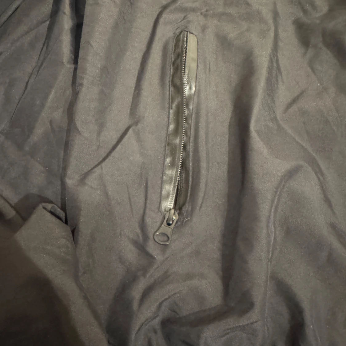 Svart vindjacka med gula ögon-detaljer - 2