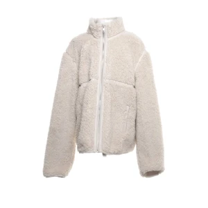  teddyjacka från hm - Mysig beige teddyjacka med hög krage och hel dragkedja framtill. Jackan har lång ärm och är tillverkad i ett fluffigt syntetmaterial som håller dig varm under kyliga dagar. Perfekt för dig som gillar en avslappnad och trendig stil.