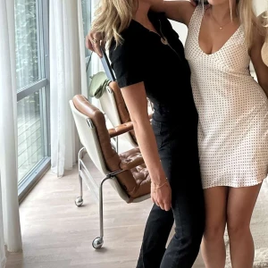 Svart jumpsuit med dragkedja - Säljer en svart jumpsuit med kort ärm och dragkedja framtill. Jumpsuiten har fickor både fram och bak samt markerad midja. Från mango! Stl S men passar även XS