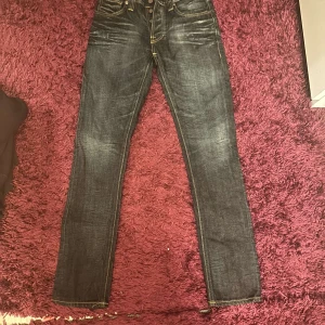Mörkblå jeans från Nudie Jeans - Säljer ett par mörkblå jeans från Nudie Jeans. Storlek W28 L32
