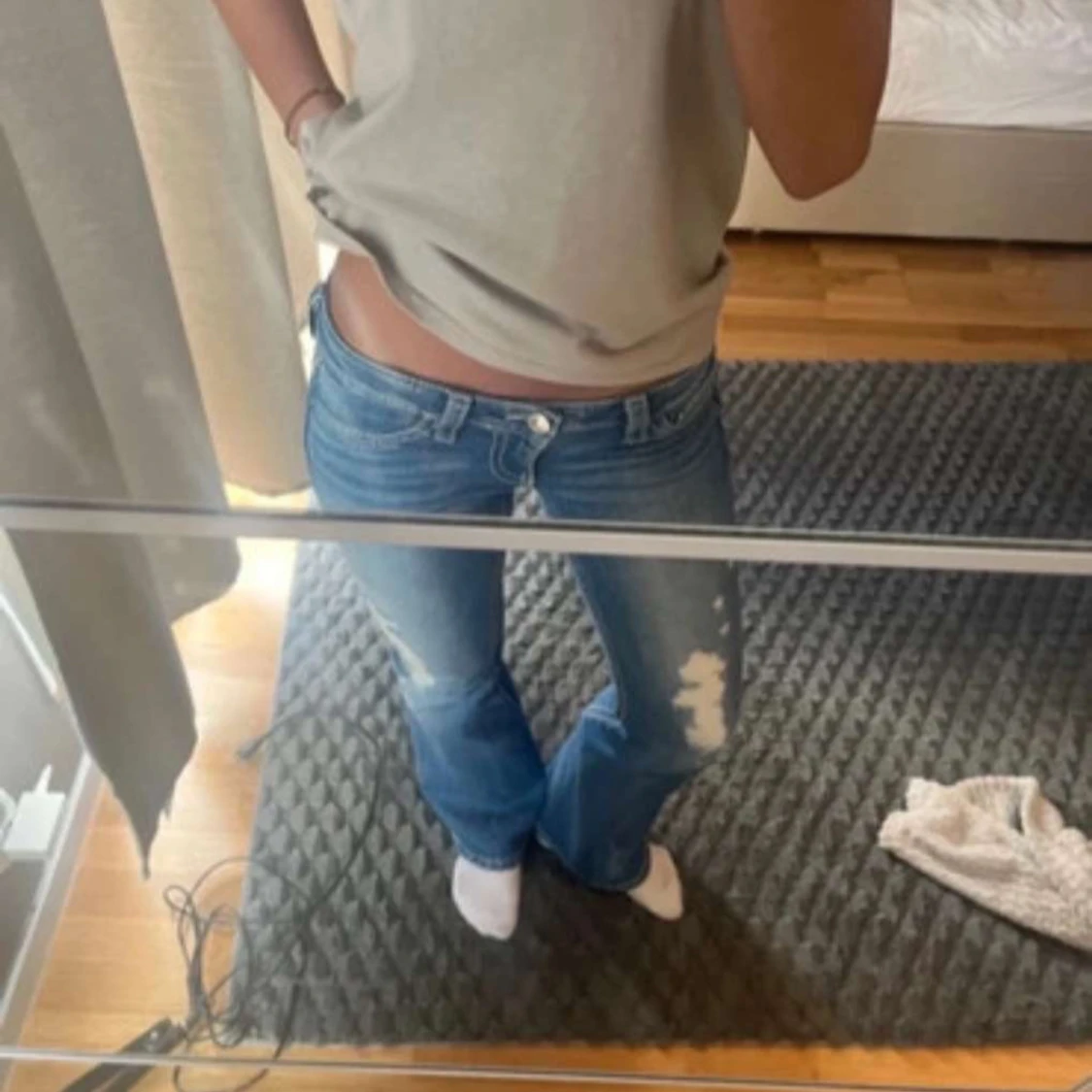 Blå bootcut jeans med slitningar. 