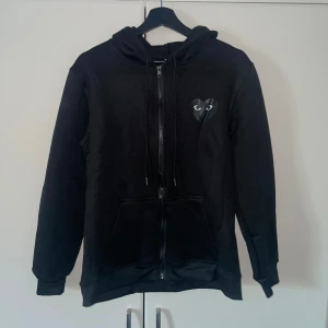 Comme des Garçons tröja  - Dags för rensning igen! Säljer sist men inte minst denna Comme des Garçons tröjan. Ett välkänt och populärt märke framfallt utomlands. Även denna är knappt använd om ens nån gång, också pga den är för liten på mig. Skriv för fler frågor eller bilder! Priset kan diskuteras vid snabb och smidig affär.