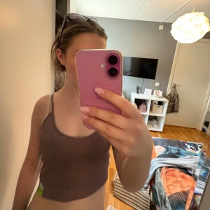 Brun ribbad croppad linnetopp från Primark - Säljer en brun ribbad croppad linnetopp från Primark med tunna axelband. Jättefin och sitter väldigt bekvämt!