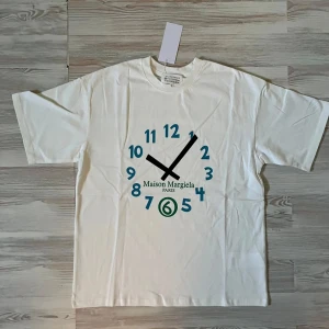 Maison margiella t shirt - Säljer nu denna feta maison margiella t-shirtsen nästintill från nytt skick. T-shirtsen har ett fint tryck på bröstet⭐️⭐️ Hör gärna av er vid funderingar och frågor.🕺