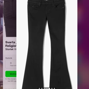 Svarta jeans från True Religion - Jätte snygga lågmidjade jeans från true religion!!💗💗de är svarta men lite urtvättade men har annars inga defekter💗💗