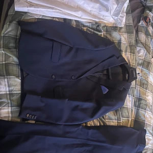 Kostympaket lindberghs  - Säljer ett helt kostympaket. Köptes för 2500kr, använd en gång bara. Ska tilläggas att jag kan möjligtvis sälja något plagg varförsig. Behöver inte vara hela paketet. Jättebra skick på alltihop. Inga märken på eller något. Priset går att diskutera vid snabb affär!  Vid fler frågor bara att skriva! 