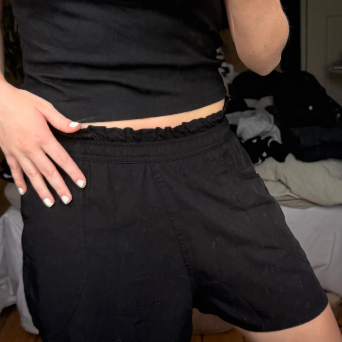 Svarta shorts med resårmidja och fickor - 2