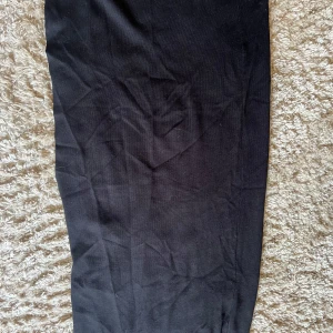 Svart kjol med slits från Hailys - En svart, enkel och stilren kjol från Hailys. Kjolen har rak passform och är tillverkad i ett mjukt material som känns bekvämt mot huden. Perfekt att matcha med en snygg topp eller stickad tröja.