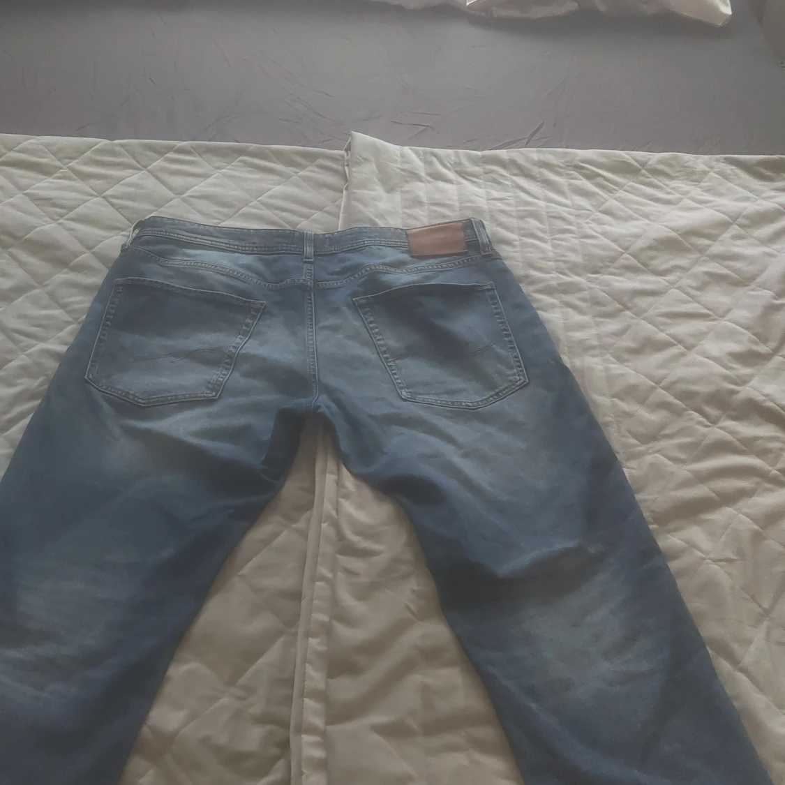 Blå jeansbyxor med klassisk passform - 1