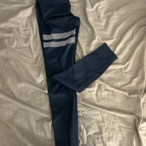 Mörkblå träningstights från Stronger - Mörkblå tights från Stronger i xs. Tror inte dessa finns kvar på deras hemsida men köptes nya för ca 499-599kr. Säljer då dom blivit för små