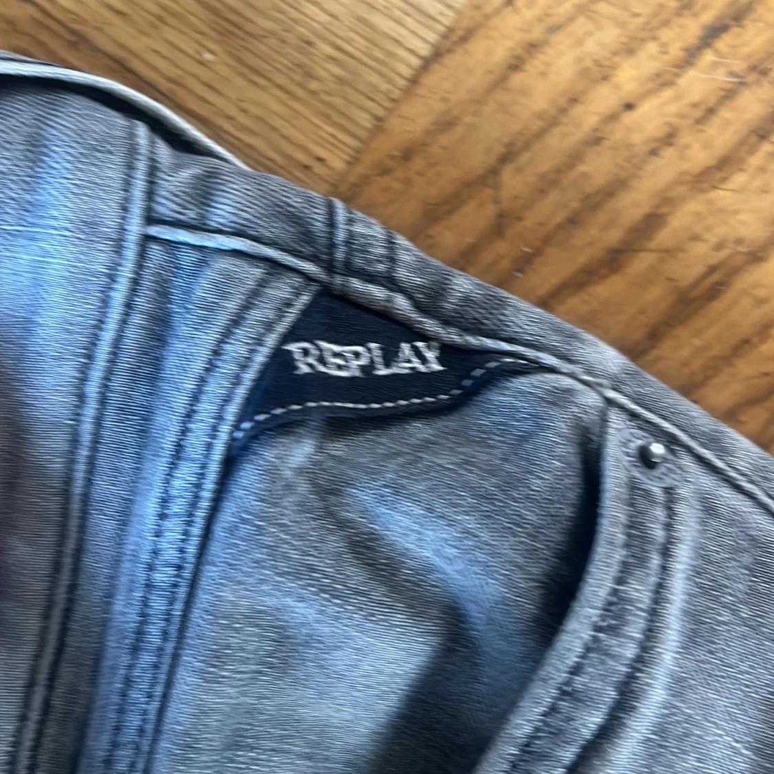 Grå jeansbyxor från Replay - 2