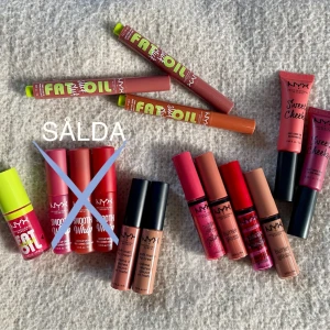 NYX läpp-produkter - SÅ. MÅNGA. NYX läpp-produkter… och två krämrogue. Pennor, gloss, lip-oils, lip creams - you name it, I got it. Införskaffade i en adventskalender, gillade tyvärr inte nyanserna. 40 kr/st eller plocka ihop ett kit med dina favoriter för ett kombipris. Skriv för ett bundle så fixar jag en ny annons med rätt pris och frakt. 