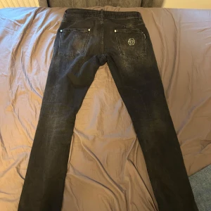 Phillip Plein Jeans - Köpta på NK nordstan för 5499kr, sparsamt och försiktigt använda pågrund av priset men känner nu att jag vill sälja dem då det inte riktigt är min stil.