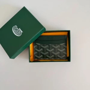 Korthållare - Grön - Hej! Säljer nu denna Korthållare som passar perfekt nu inför sommaren! ☀️ Den är helt ny och väntar på en ny ägare. Den är väldigt efterlängtad så det gäller att vara snabb! [ALLT i annonsen tillkommer] Om ni har några frågor, funderingar eller vill se mer bilder så är det bara att höra av sig {{FRAKTAR SAMMA DAG}} 🎉 🍾 