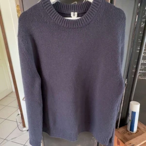 Mörkblå Arket tröja  - Säljer min helt oanvända Arket tröja i mörkblå färg. Tröjan är i storlek S och är aldrig använd då den är för liten. Hör av er vid fler frågor eller funderingar. Ha det bäst!