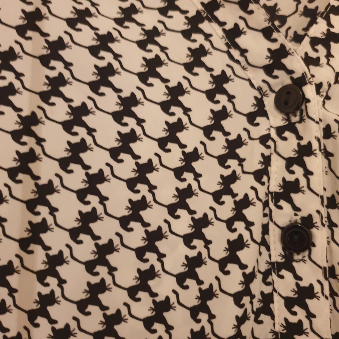 Svartvit blus med kattmönster från Laura Kent - 1