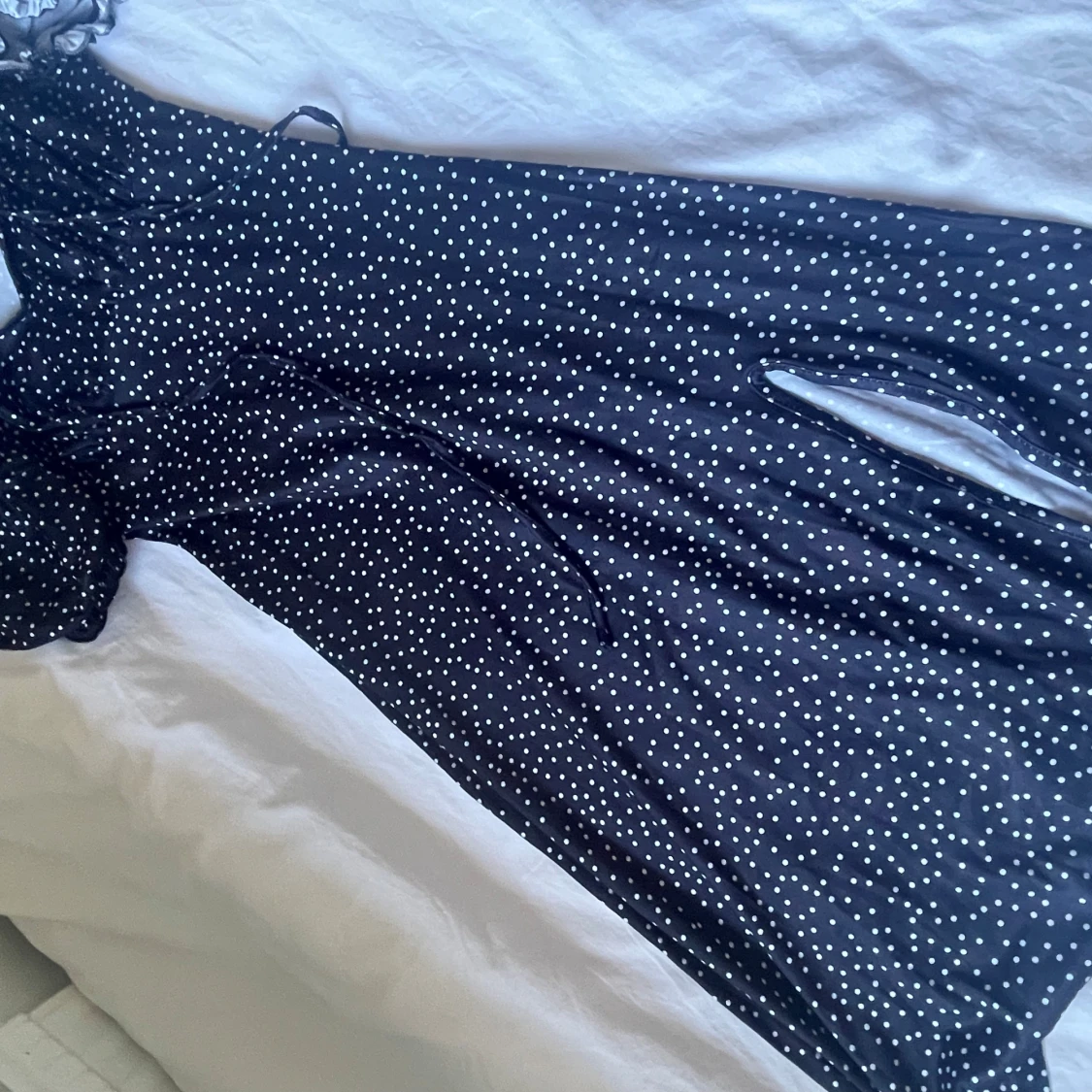 Svart prickig långklänning med slits