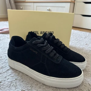 Svarta sneakers från Axel Arigato - Säljer ett par nya stilrena svarta sneakers från Axel Arigato i storlek 38. Endast använda 1 gång!                       Box, dustbag ingår.