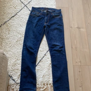 Mörkblå jeans från Nudie Jeans - Tja säljer dessa nudie jeans eftersom dom var för små för mig, dragkedjan vid gylfen är bytt men märks inte, modell Thinn finn storlek 30/32
