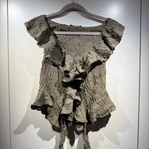 Olivgrön volangtopp från Zara - Supersöt olivgrön topp från Zara med volanger längs ärmar och nederkant. 