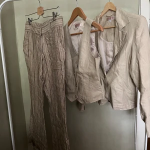 Vintage Linnekostym  - Säljer en beige tredelad kostym från Sara Kelly i linne. Setet består av kavaj, väst och byxor. Byxor i strl 36, övriga delar strl 38. Allt passar mig som är strl 38/M (se bild 2) Köpta sent 1990-tal. 