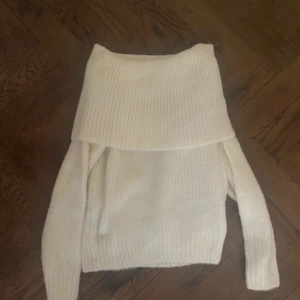 Vit off shoulder tröja - Är endast använd 1 gång och har inga defekter!💞