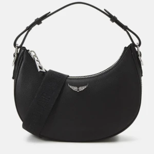 Zadig & Voltaire / Handbag - MOONROCK GRAINED - Handbag - noir removable and length-adjustable carrying strap Bredd: 18 Höjd: 23 Djup: 6.5 cm Obs! Metalik chain is not inkld. to this bag  Ord.pris around 6.000 