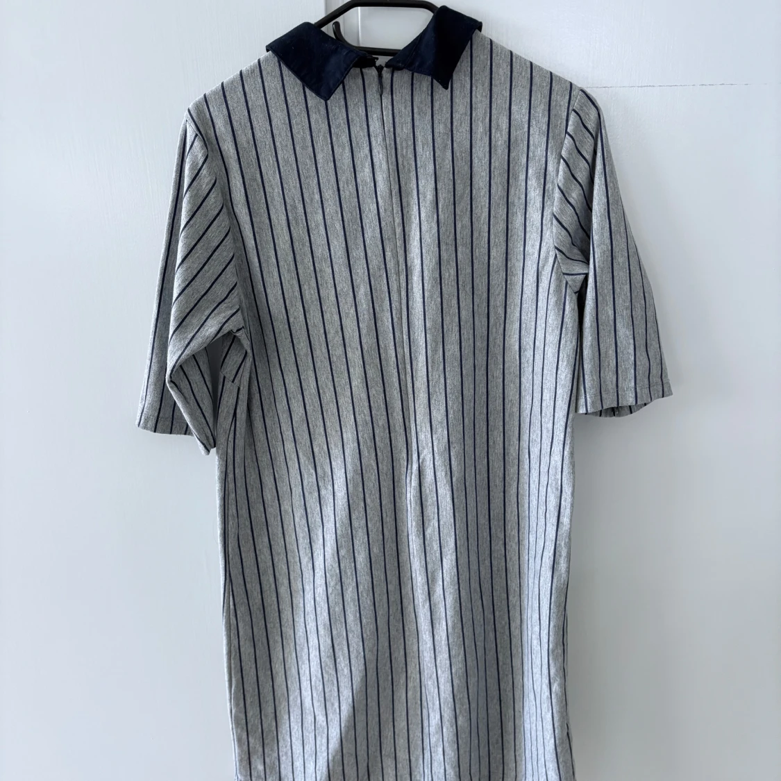 Randig klänning med krage från Emily Casual - 1