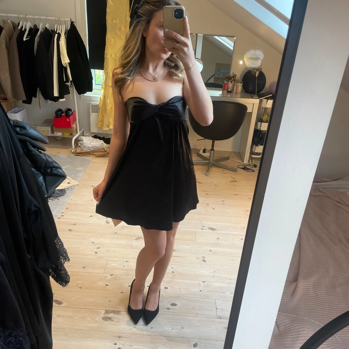 Svart axelbandslös miniklänning - 1